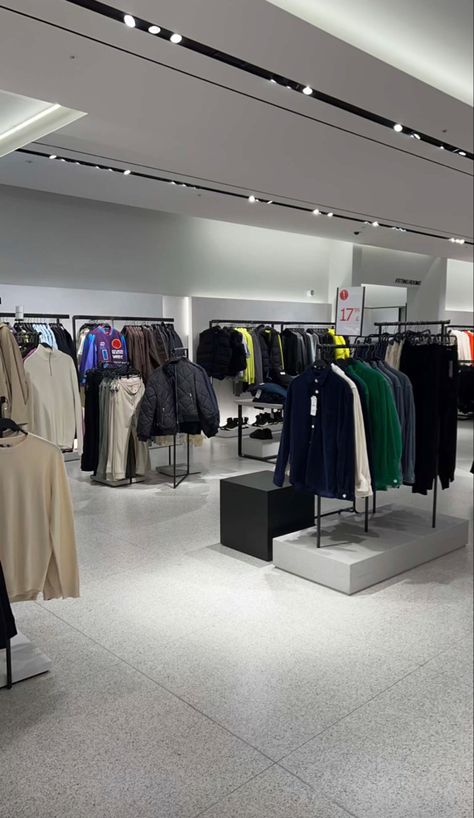 ZARA in store Aesthetic Stores Interior, Clothes Shop Design, Zara Aesthetic, Creating A Capsule Wardrobe, Wardrobe Revamp, Shopping Pictures, Zara Shop, Zara Store, Clothing Store Interior