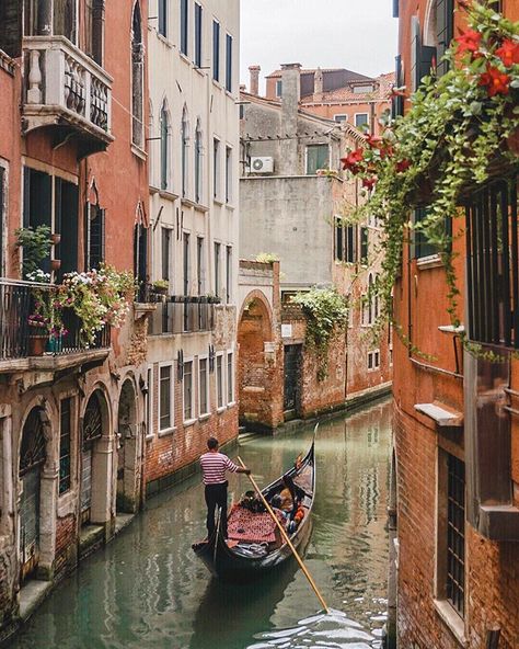 Ahhhhhh Venice 😍 There is no better way to celebrate travelling for 6 months 🥂 . . . . . . . #veniceitaly #venice #sanmarco #venezia… Venice Gondola Aesthetic, Venice Italy Aesthetic, Old Venice, Venice Aesthetic, Venice Attractions, Venice Italy Gondola, Venice Italy Photography, Italy Trip Planning, Venice Architecture