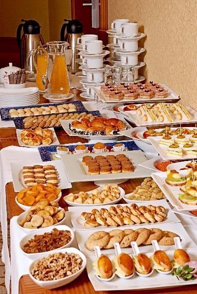 COFFE BREAK Morning Brunch, Brunch Buffet, Food Displays, Tea Break, Snacks Für Party, Food Display, Brunch Party, Breakfast Buffet, Party Food Appetizers