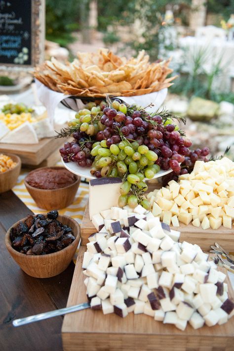 fruit and cheese Fruit Table Display, Appetizer Table, Fruit Table, Cheese Table, Buffet Dessert, Wedding Food Stations, Cheese Bar, Wine And Cheese Party, Food Wedding