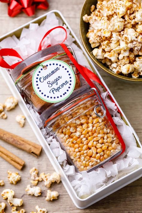 Cinnamon Sugar Popcorn Kit - Easy Diy Popcorn Gift Idea - Miss Wish Cinnamon Sugar Popcorn, Sugar Popcorn, Frugal Christmas Gifts, Wish Christmas, Diy Popcorn, Diy Food Gifts, Frugal Christmas, Popcorn Gift, Christmas Food Gifts