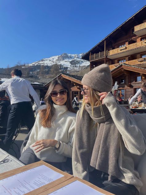 Winter Outfits Ski Resort, Snow Winter Fashion, Alpine Outfit Women, Winter Outfits For Italy, Ski Trip Outfit Ideas, Ski Lodge Aesthetic Outfits, Vail Winter Outfits, Ski Winter Outfits, Zermatt Switzerland Winter Outfit