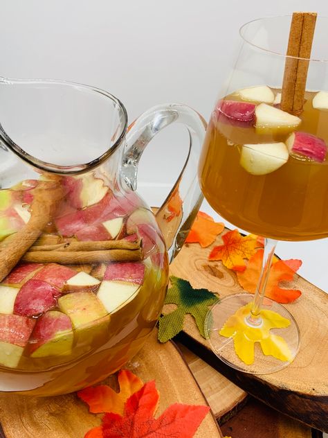 Caramel Apple Sangria 4 Ingredients, Slainte Mhath, Apple Sangria Recipes, Sangria Mix, Caramel Apple Sangria, Apple Sangria, Caramel Apples Homemade, Caramel Vodka, Honey Caramel