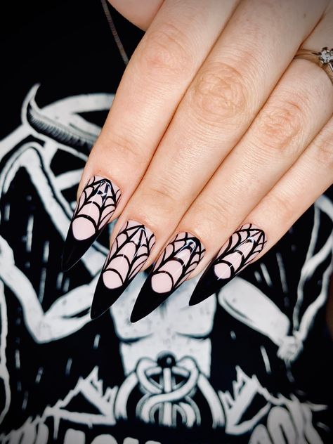 A classic french tip set with a spider web twist. Perfect for halloween or spooky ghouls!✨ About our press on nails: 💅 Reusable 💅 Made with quality products 💅 Durable 💅 Flexible at the bottom for a comfortable fit. Application kit included Ongles Goth, Web Nails, Horror Nails, Nail Art Halloween, Holloween Nails, Halloween Acrylic Nails, Gothic Nails, Goth Nails, Her Nails