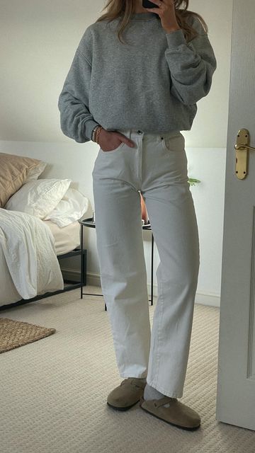 White Jeans Grey Sweater, Outside Work Outfit, Neutral Sweatshirt Outfit, Off White Pants Outfit Fall, White Jean Autumn Outfit, Winter Outfit White Jeans, Outfits With Off White Pants, White Denim Jeans Outfit Winter, White Jeans Going Out Outfit