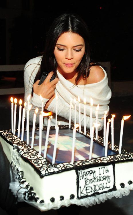 Just the black and white theme with the "happy birthday" on the top. 17th Birthday Outfit, 17th Birthday Outfit Ideas, Kendall Jenner Birthday, Kendall Birthday, Birthday Outfit Ideas, Jenner Girls, 17th Birthday Ideas, 17th Birthday, Kendall And Kylie Jenner