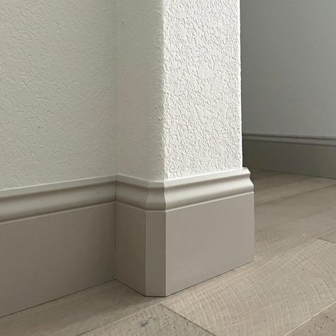 Here's how you can install baseboards around rounded corners in just a few simple steps without using any special bullnose trim! Base Boards Ideas Baseboards Designs, Modern Baseboards And Trim, Baseboard Trim Styles, Trim Molding Ideas, Baseboards And Trim, Waynes Coating, Diy Baseboards, How To Install Baseboards, Modern Baseboards