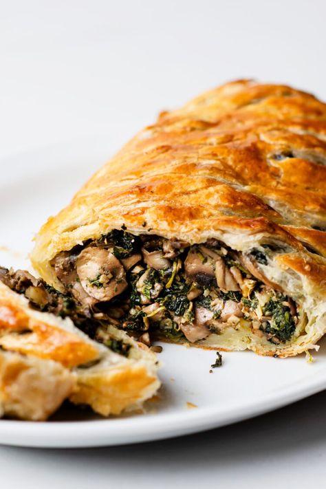 This Vegan Mushroom Wellington Will Be the Star of Your Holiday Dinner Vegan Mushroom Wellington, Vegan Wellington, Mushroom Wellington, Vegan Xmas, Vegan Christmas Dinner, Vegan Main Course, Vegan Beef, Vegan Christmas Recipes, Vegan Mushroom