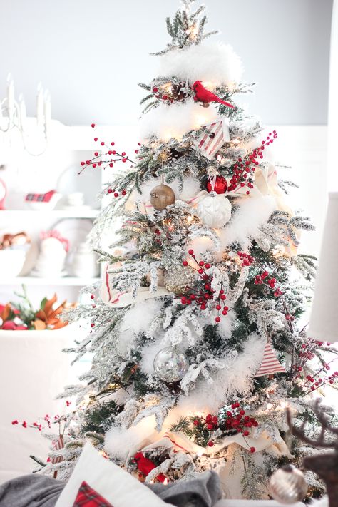 Craftberry Bush | Christmas Home Tour – Part 1 | http://www.craftberrybush.com Natal Country, White Christmas Tree Decorations, A White Christmas, Christmas Tree Inspiration, Flocked Christmas Trees, White Christmas Decor, Beautiful Christmas Trees, White Christmas Tree, Christmas Tree Themes