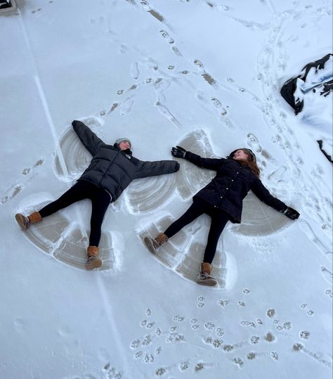 Snow With Friends Aesthetic, Sledding Aesthetic Friends, Toronto Snow Aesthetic, Winter Photos Friends, Couple Poses Snow, Cute Winter Activities, Best Friend Winter Pictures, Winter Trip With Friends, Snow Best Friend Pictures