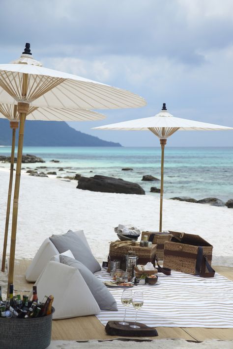 A good way to spend the day is having a picnic on the neighboring island - Song Saa Private Island Song Saa Private Island, Picnic Aesthetic, Picnic Beach, Picnic Ideas, Real Estat, Chic Party, Aesthetic Beach, Beach Living, Private Island