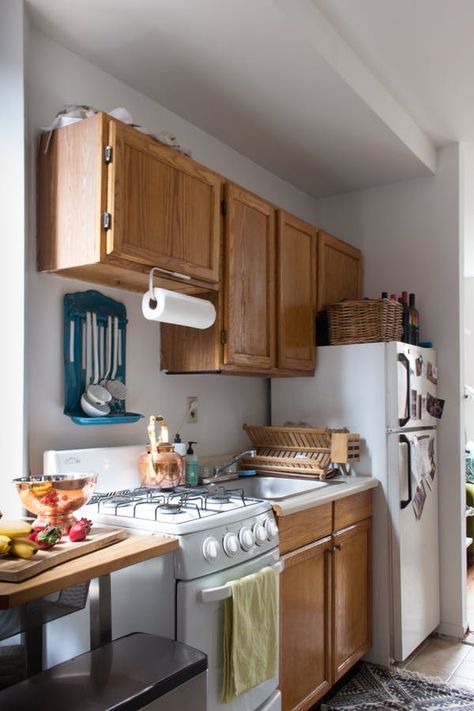 Here four designers share the smartest ways to make your rental kitchen feel more like home. Decorating Apartment, Apartment Hacks, Rental Kitchen, Small Apartment Kitchen, Kitchen Makeovers, Trendy Apartment, Rental Apartment, Decor Ikea, Kitchen Solutions