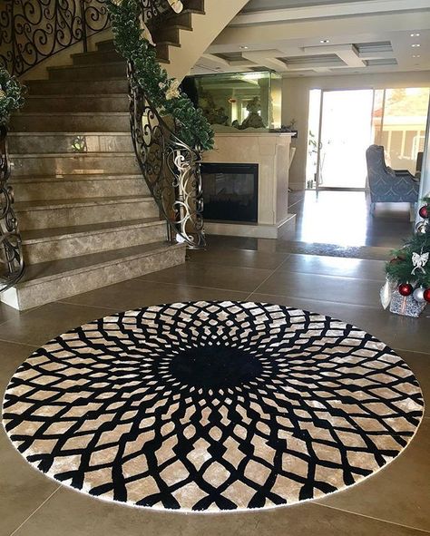 5 Ft Round Area Rug, Round Rug In Office, Round Foyer Rug, Round Black Rug, Round Entry Rugs Ideas Entryway, Large Round Rug, Round Rugs Entryway, Luxury Rugs In Living Room, Round Entryway Rug