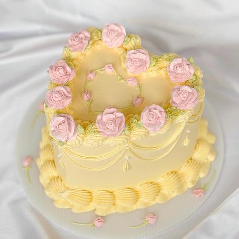 🧈buttery pastel yellow and soft pink roses… | Instagram Fluttershy Aesthetic, Cake Boxes Diy, Pink Lemonade Cake, Soft Pink Roses, 14th Birthday Cakes, Birthday Cake For Mom, Vintage Birthday Cakes, Beautiful Cake Designs, Pink Birthday Cakes