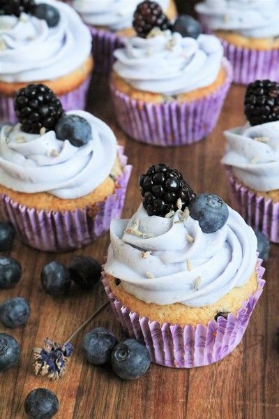 Fresh blackberries and blueberries are waiting to burst inside these cupcakes and then topped with a refreshing lavender buttercream. Lavender Buttercream, Decadent Cheesecake, Lavender Cupcakes, Recipe Cheesecake, Best Summer Desserts, Blueberry Cupcakes, Chilled Desserts, Sour Cream Pound Cake, Heath Bars