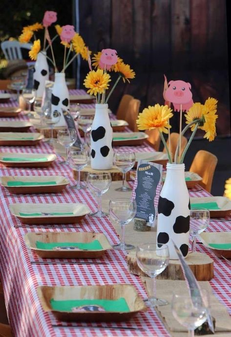 Farm Style Birthday Party, Farmyard Themed Birthday Party, Farm Picnic Party, Farm Style Party Ideas, Animal Farm Party Ideas, Farm Themed Birthday Party Table, Farm Animals Centerpieces, Farm Animals 1st Birthday Party, Farmyard Birthday Party Decorations