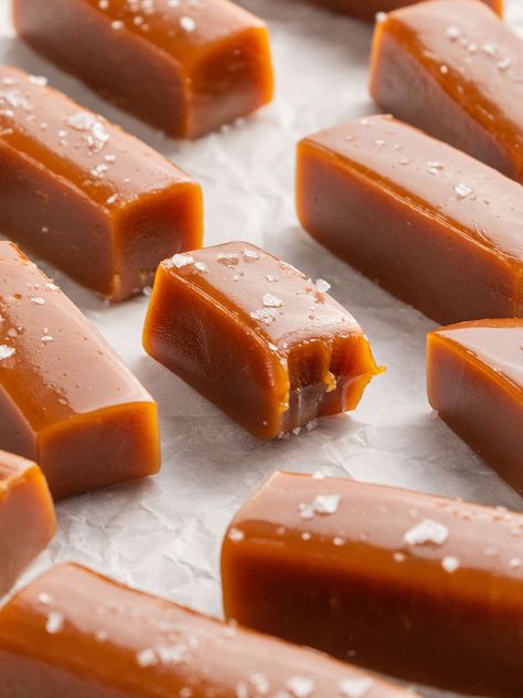 Chewy Caramel Candy Recipe - The Scranline Soft Caramels Recipe, Caramel Candies Recipe, Keto Easter, Homemade Caramels, Keto Caramel, Microwave Caramels, Caramel Candies, Salted Caramels, Caramel Brownies