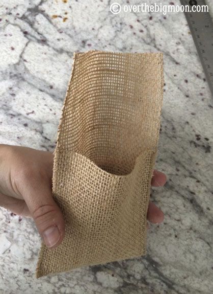 Kantong Souvenir, Utensils Holder Diy, Burlap Silverware Holder, Autumn Market, Burlap Crafts Diy, Thanksgiving Favors, Utensil Holders, Silverware Holder, Burlap Projects