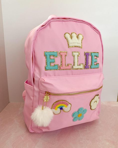 Something about multicolored letters that just make a backpack pop! ✨🤩 #kidsbackpacks #kidsstyle #kidfashion #backtoschool #custombackpack #personalizedbackpack #firstdayofschool #preppystyle Stoney Clover Backpack Ideas, Backpack With Patches, Diy Diaper Bag, Backpacks For Kids, Cute Diaper Bags, Backpack Fits, Preppy Backpack, Daycare School, Chenille Patches