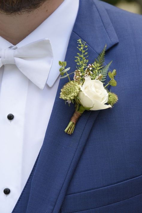 Navy Suit White Bow Tie, White And Green Boutonniere, Boutonnière Ideas, White Flower Boutonniere, Spray Roses Boutonniere, Menswear Wedding, Groom Blue Suit, Green Boutonniere, Groom Bow Tie