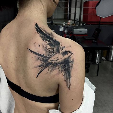 150 Back Tattoo Ideas for Men and Women - The Body is a Canvas #backtattoos #tatooideas Cute Back Tattoos, Robin Bird Tattoos, Swallow Bird Tattoos, Bird Tattoo Back, Tattoo Mom, Vogel Tattoo, Tattoo Bird, Girl Back Tattoos, Swallow Tattoo