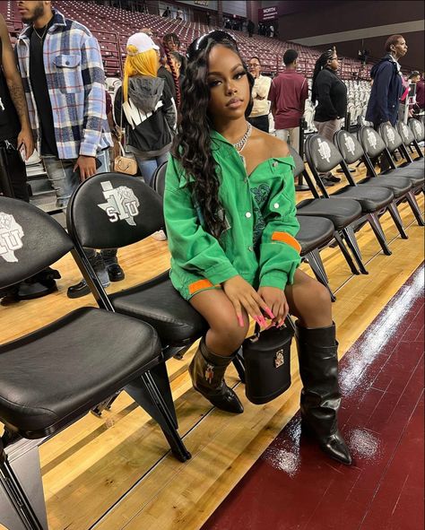 Basketball Game Outfit Black Women, Basketball Game Outfit Women Winter, Courtside Outfit Basketball, Basketball Game Outfits, Nba Game Outfit Woman, Nba Game Outfit, Basketball Game Outfit Women, Basketball Game Outfit, Nba Game