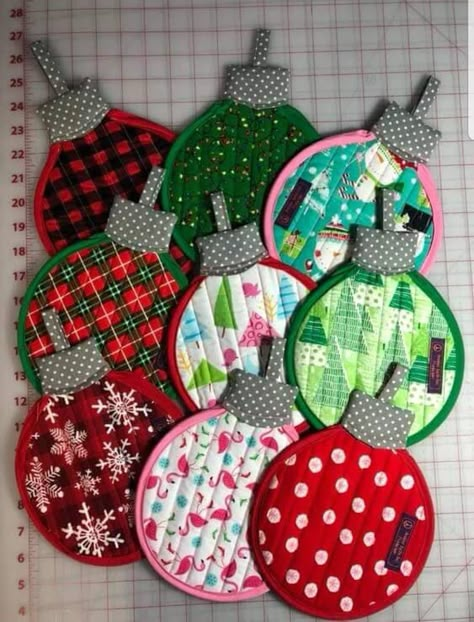 Ornament Hot Pad For Your Christmas Kitchen,Christmas ornament pot holder pattern,Strips and Scraps Are Perfect Reds and greens make a festive display in your kitchen, or sew them up in any color combo's. Selecting scraps twelve str... Diy Christmas Decorations With Fabric, Christmas Pot Holders Quilted, Christmas Sewing Projects Gift, Christmas Decorations Sewing, Christmas Potholders, Christmas Quilting Projects, Christmas Fabric Crafts, Christmas Sewing Projects, Mug Rug Patterns