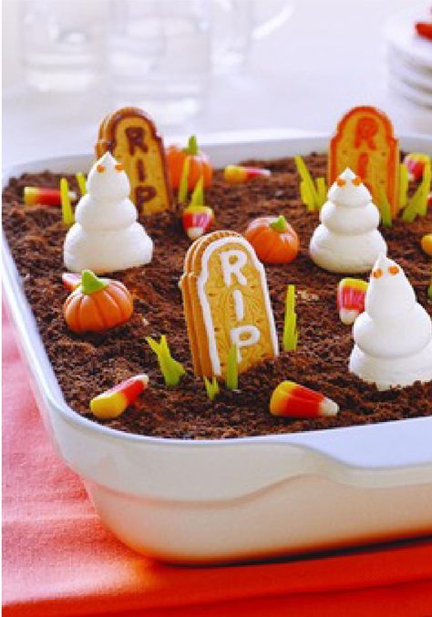 Ghosts in the Graveyard -- No need to fear this graveyard: It's made with chocolate pudding and crushed cookies! See it all come together in this super-quick video. Graveyard Dessert, Ghosts In The Graveyard, Graveyard Cake, Pasteles Halloween, Recetas Halloween, Dirt Cake, Kraft Recipes, Food O, Halloween Desserts