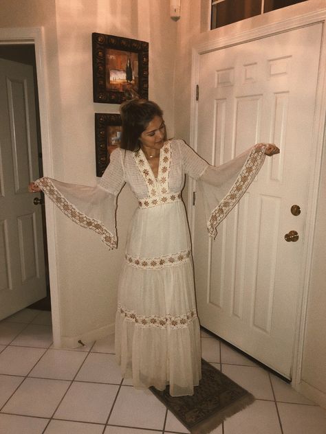 Stevie Nicks White Dress, Stevie Nicks Red Carpet, Boho 70s Dress, 70s Style Prom Dress, Stevie Nicks Prom Dress, Stevie Nicks Fashion Inspiration, 1970s Boho Fashion, How To Dress Like Stevie Nicks, White 70s Dress