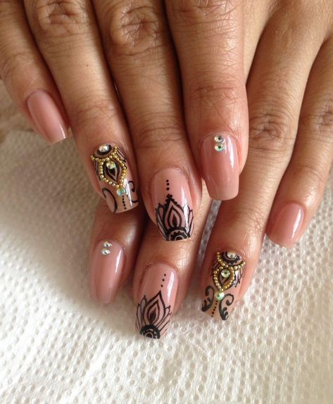 Diwali Nail Art Designs Simple, South Asian Nail Art, Diwali Nail Designs, Teej Festival Nails, Diwali Nail Art Ideas, Diwali Inspired Nails, Deepavali Nail Design, Desi Nail Art, Diwali Nails Idea