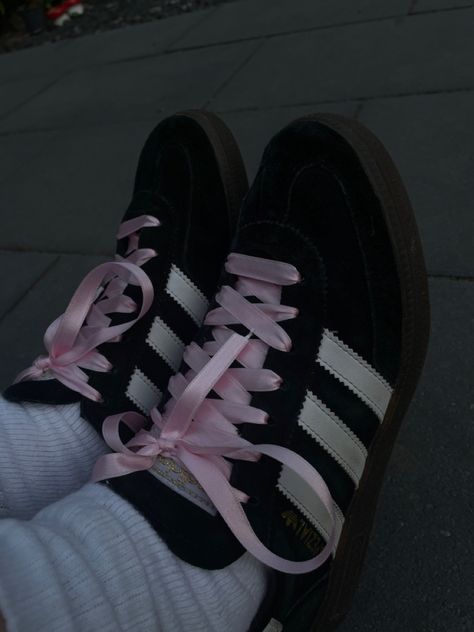 Adidas Sambas With Ribbon Laces, Black Sambas Pink Laces, Sambas With Pink Laces, Bow Shoe Laces, Adidas Samba Ribbon Laces, Adidas With Ribbon, Adidas Ribbon Laces, Samba Pink Laces, Adidas Superstar Aesthetic