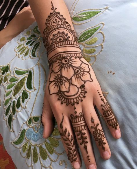 Henna Designs Detailed, Henna Designs Inner Hand, Henna Floral Designs, Henna Inside Hand, Mehendi Designs Palm, Henna For Hands, Stylish Henna Designs, Minimalist Mehendi Designs, Minimalist Mehendi