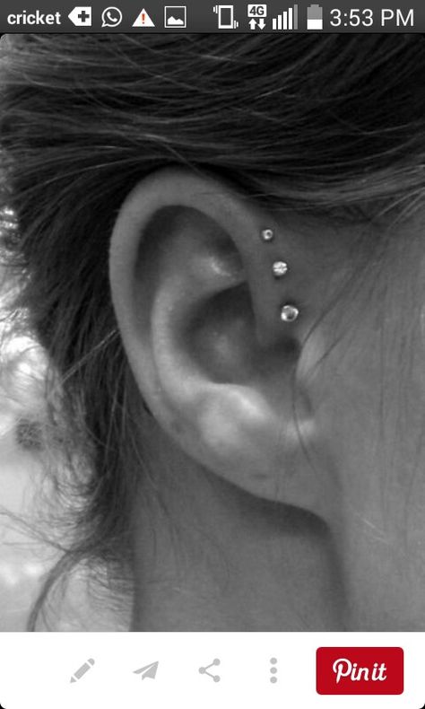 Ušný Piercing, Triple Piercing, Unique Ear Piercings, Ear Piercing Ideas, Ear Peircings, Ear Piercings Tragus, Pretty Ear Piercings, Cool Ear Piercings, Cool Piercings