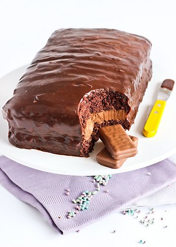 Tim Tam Cake | Tim Tam Cake! raspberricupcakes.blogspot.com/… | Flickr Tim Tam Cake, Twix Cake, Tim Tams, Aussie Food, Giant Candy, Tim Tam, Butter Icing, Australian Food, Abdominal Fat