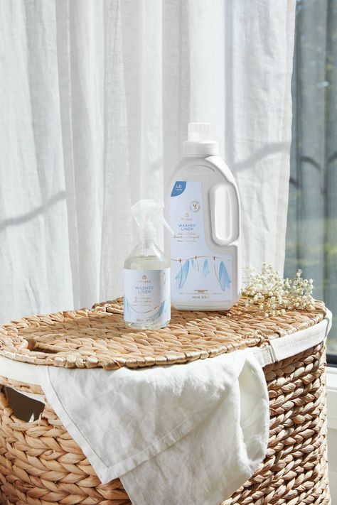 The irresistibly delicate and wooded Washed Linen scent from Thymes is as inviting as freshly laundered sheets, dried with an outdoor breeze. Perfectly paired with the matching laundry detergent. Find them both on our online store 🧺 Detergent Product, Laundry Detergent Sheets, Deodorizing Spray, Liquid Laundry Detergent, Washing Powder, Deodorizing, Beauty Products Photography, Smell Fresh, Linen Spray