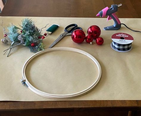 Embroidery Hoop Christmas Wreath, Hoop Christmas Wreath, Christmas Embroidery Hoop, Diy Cone, Rustic Jewelry Organizer, Embroidery Hoop Christmas, Embroidery Hoop Wreath, Diy Christmas Tags, Ribbon Christmas Tree