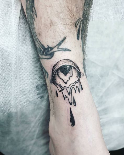 Jen Rose on Instagram: “Drippy eye for @smalz_art nice to meet ya Mark!” Eye Abstract Tattoo, Drippy Eye Tattoo, Dripping Eye Tattoo, Melting Eye Tattoo, Creepy Eye Tattoo, Trippy Eye, Family Tattoos For Men, Eyeball Tattoo, Eye Tattoos