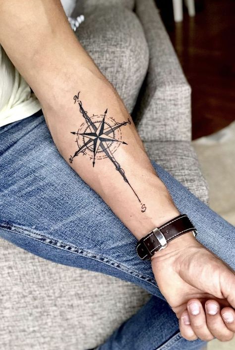 Compass Tattoos Arm, Tato Lengan Bawah, Arrow Compass Tattoo, North Star Tattoos, Nautical Compass Tattoo, Compass Tattoo Men, Tato Salib, Tato Dada, Tato Dengan Makna