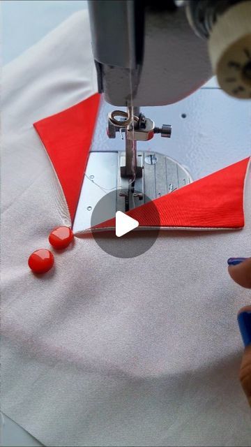 Collar Stitching Tutorial, Sewing Collars Neckline, Stitching Tips Sewing Hacks, Coat Collar Pattern, Sowing Tricks, Sewing Necklines, Collar Sewing, Coat Collar, Sewing Tips And Tricks