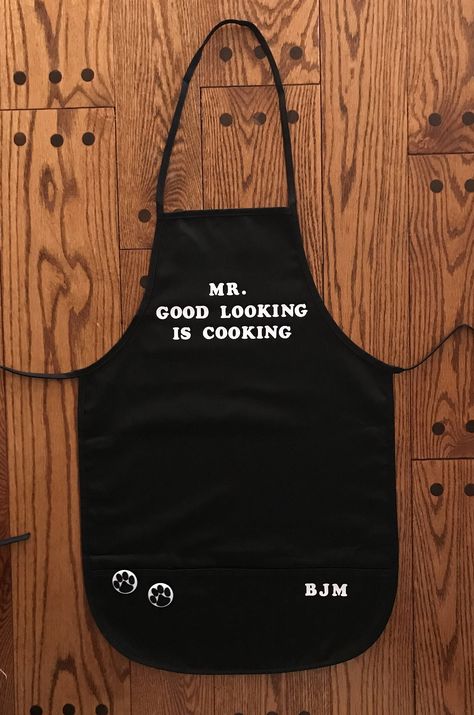 Apron Designs For Men, Aprons For Boys, Mens Aprons Sayings, Apron Sayings For Men, Chef Apron Design For Men, Men Aprons Ideas, Creative Apron Design, Creative Apron, Apron Sayings