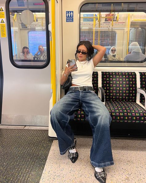 ☆ elianna ☆ (@eliannaarvizu) • Instagram photos and videos Small Top Big Pants Outfit, Small Top Big Pants, Big Pants Outfit, Perfect Summer Outfit, Outfit Invierno, London Street Style, Mode Ootd, Mode Inspo, Japan Fashion