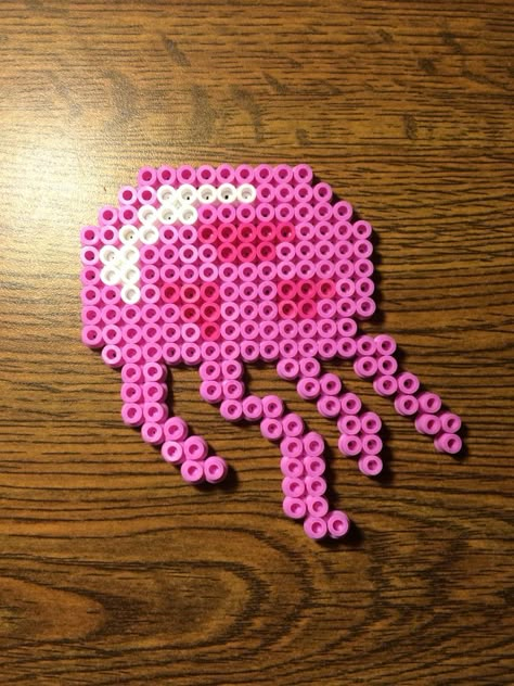 Perler Bead Optical Illusion, Blueberry Perler Beads, Perler Beads Octopus, Perler Creations Easy, Seashell Perler Bead Patterns, Perler Bead Jellyfish, Jelly Fish Perler Beads, Perler Bead Patterns Fish, Fuse Bead Crafts