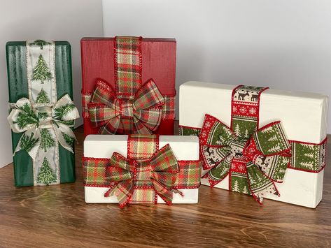 Wooden Christmas Boxes, Wood Presents Diy, Wooden Blocks Decor Craft Ideas, Wooden Christmas Presents, Wooden Presents, Wood Presents, Christmas Present Decoration, Coordinated Sets, Christmas Ladder