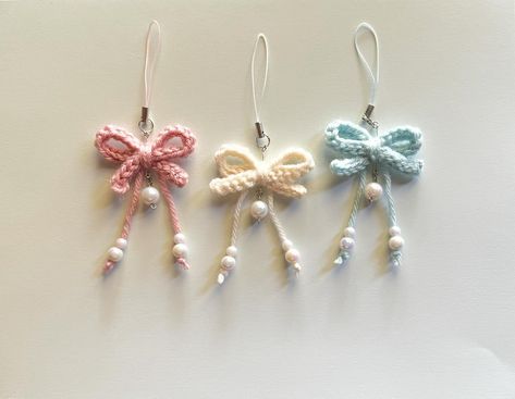 Cute crochet bow phone charms🎀 Link in bio <3 Crochet Keychain No Sew, Cute Crochet Appliques, Quick Small Crochet Projects, Crochet Bow Keychain, Sew Keychain, Crochet Phone Charm, Cute Hobbies, Crochet Bow Bag, Crochet Charms