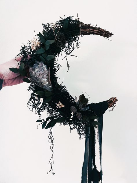 Witchy crystal moon wreath Yule Head Wreath, Grapevine Moon Wreath, Diy Crystal Wreath, Weeping Wreaths, Witchy Wreath Diy, Witchy Garland, Goth Wreath, Crystal Wreaths, Witchy Wreaths