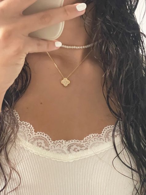 Can Cleef Necklace Aesthetic, White Necklace Aesthetic, Van Cleef Necklace Aesthetic, White Van Cleef, Vancleef Necklace, Van Cleef Aesthetic, Cleef And Arpels Jewelry, Arpels Van Cleef, Jewelry Van Cleef