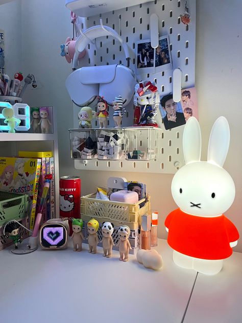 desk setup tour cute white pink aesthetic miffy sonny angel manga collection kpop Sonny Angel Desk, Miffy Room Aesthetic, Sonny Angel Room Decor, Sonny Angel Display Ideas, Miffy Room Decor, Miffy Decoration, Miffy Bedroom, Sonny Angel Display, Miffy Room