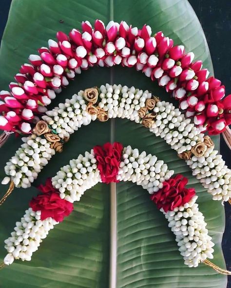 Fresh Flower Veni For Hair, Poola Malalu For Wedding, Veni Flower Designs, Pulla Jada For Bride With Flowers, Real Flower Veni For Hair, Garlands Wedding Indian Flower, Poola Dandalu, Rose Garland Wedding, Bridal Room Decor