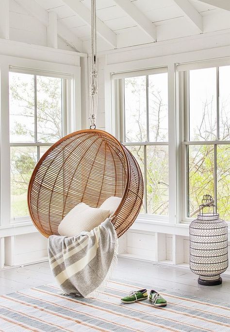 12 idées pour installer une balançoire d’intérieur Indoor Swing Chair, Sunroom Decorating, Indoor Swing, Leather Chairs, Soft Seating, Design Del Prodotto, Cool Ideas, Style At Home, Formal Living