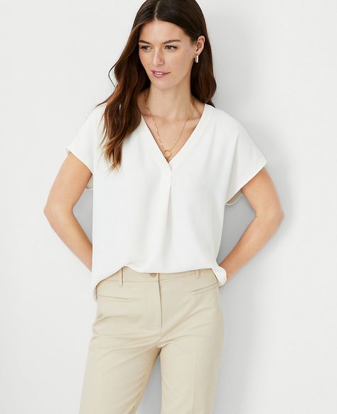 Mixed Media Pleat Front Top White Short Sleeve Shirt Outfit, Comfortable Professional Outfits, Women Business Fashion, Petite Capsule Wardrobe, Uniform Wardrobe, Wardrobe Consultant, Ann Taylor Petite, Work Fits, Work Flow